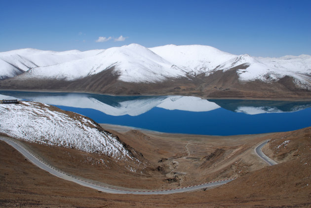 Tibet, Yamdrok Tso. De stilte weerspiegelt