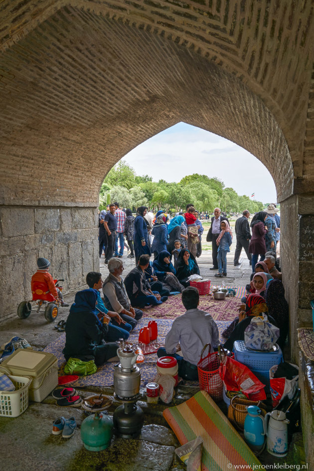 Picknicken onder de brug