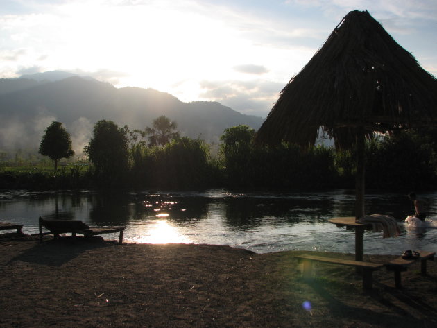 Zonsondergang over de rivier