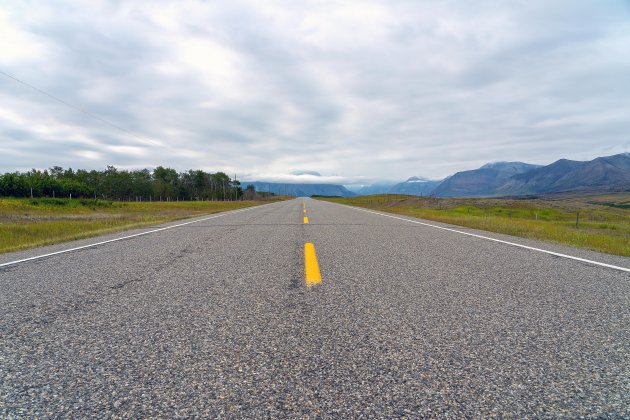 De weg naar Waterton Lakes NP