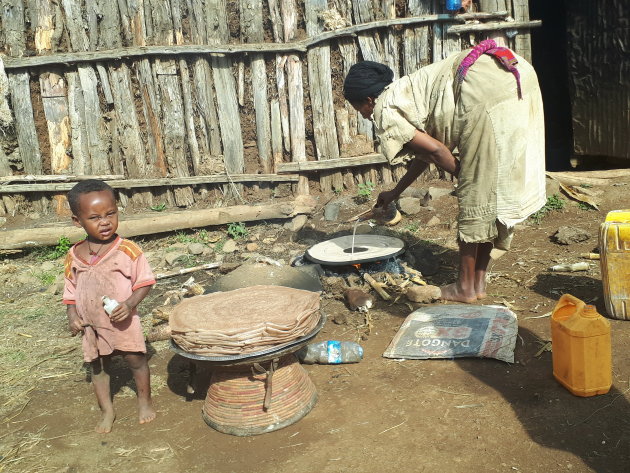 Het maken van injera