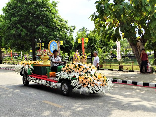 Versierde Bloemenauto.