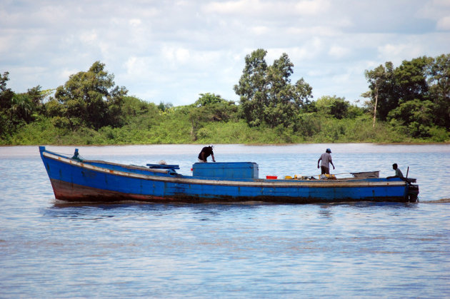 Bootje op de Surinamerivier