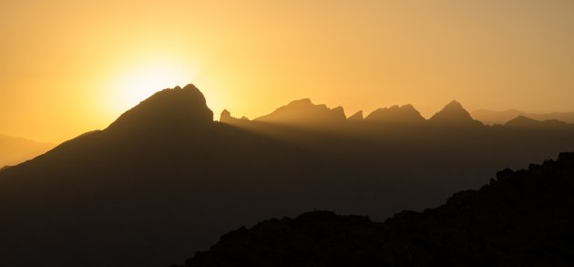 Zonsondergang over het Hadjar gebergte