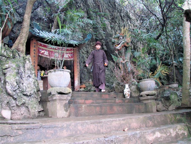 Monnik bij de Parfum Pagoda.