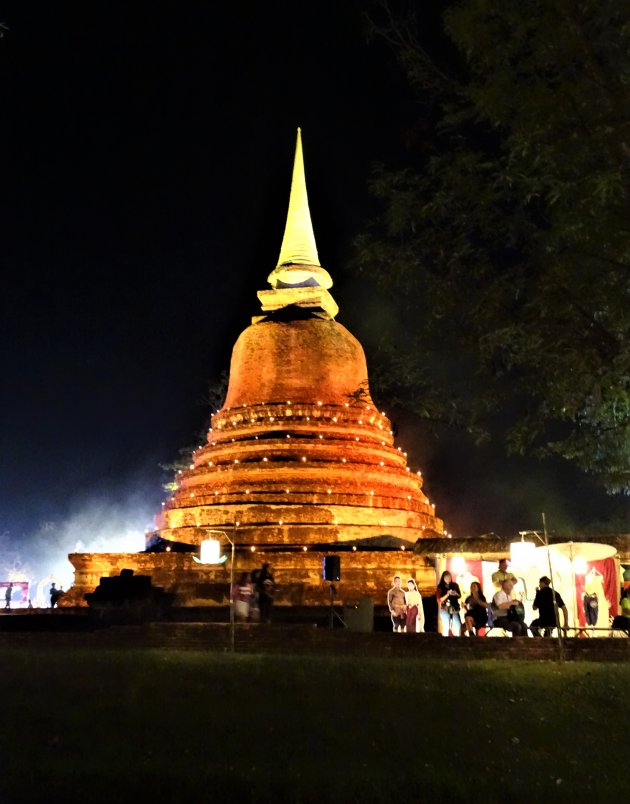 Avond opname Historisch park Sukhothai.