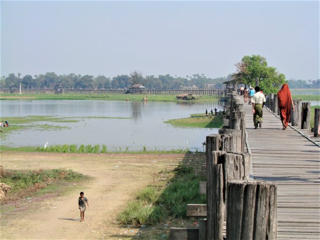 Laag water bij U Bein Bridge.