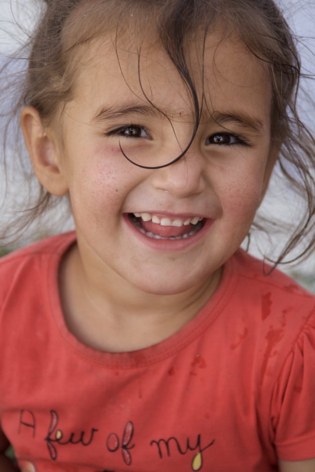 vrolijk meisje op platteland Tajikistan