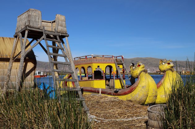 Drijvende rieten "Uros" eilanden op hoogst gelegen meer ter wereld