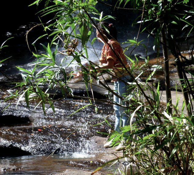 Daar bij de waterval