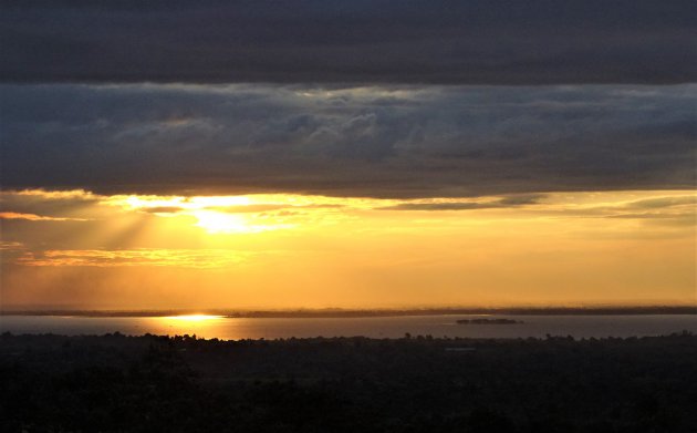 Zonsondergang bove het meer.