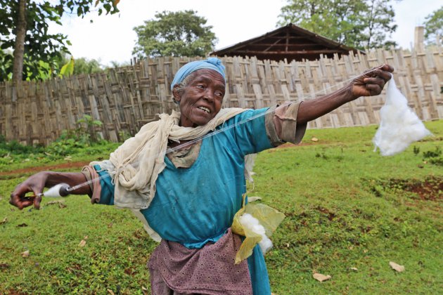 Katoen spinnen bij de Dorze stam in Ethiopie