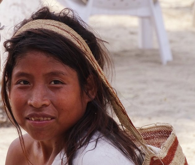 Arhuacos vrouw op het strand van Santa Marta