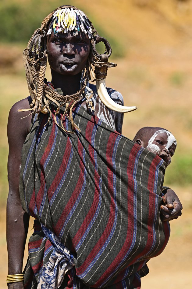 Mursi vrouw met haar baby