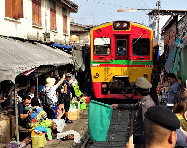 Trein door de markt.