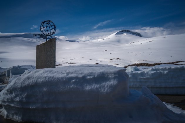 Zon en sneeuw op de Poolcirkel