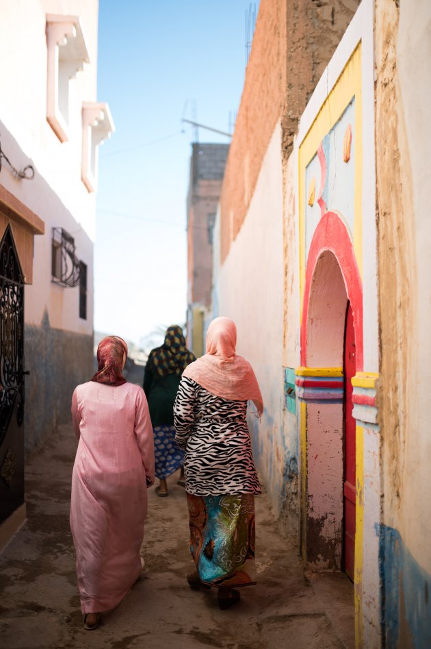 Colorpicture / 3 woman walking in street