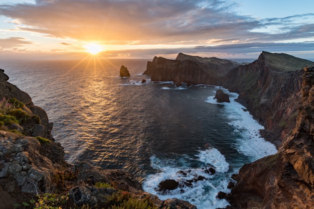 Zonsopgang aan de oostkust van Madeira