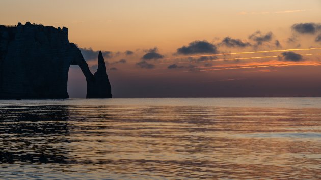 De zon gaat onder in Etretat