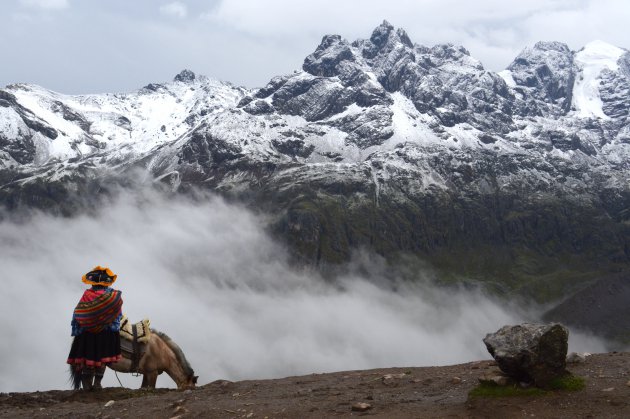 Lokale inwoonster in de Andes van Perú
