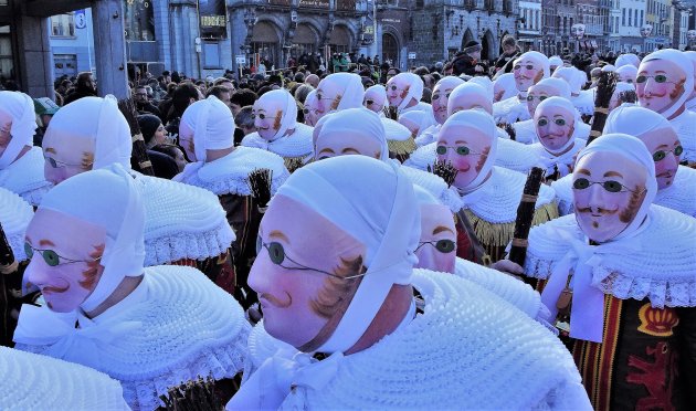 De Gilles met hun wassen maskers