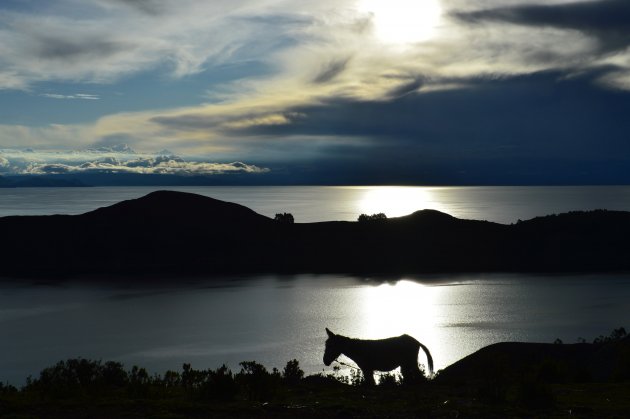 De zon zakt weg in het hoogst bevaarbare meer ter wereld op het rustieke Isla del Sol