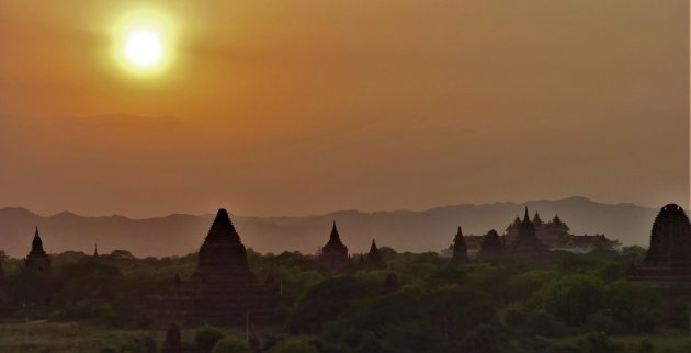 Zonsondergang in Pagan