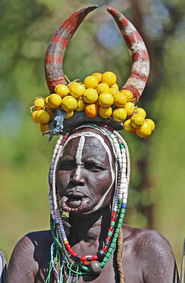 Mursi  vrouw zonder lipplaat