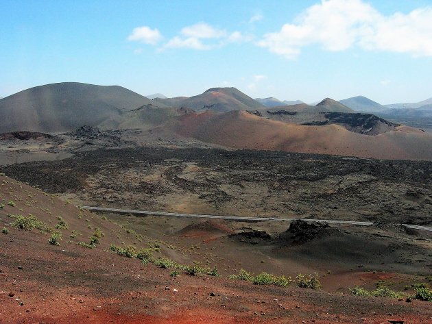 Desolaat maanlandschap met veel kleur