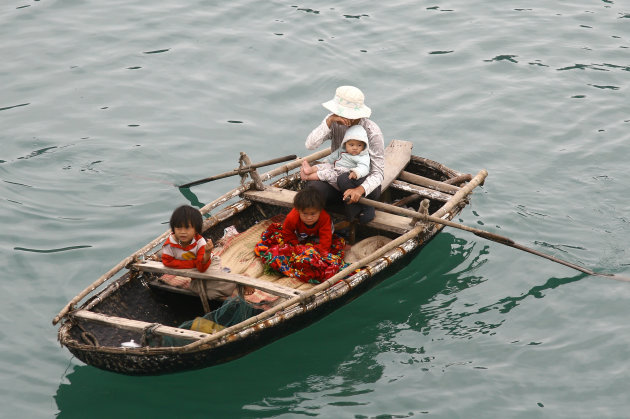 verkopers in de baai van Halong