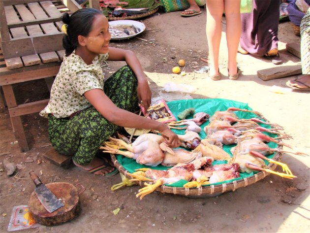 Kippen verkopen op de markt.