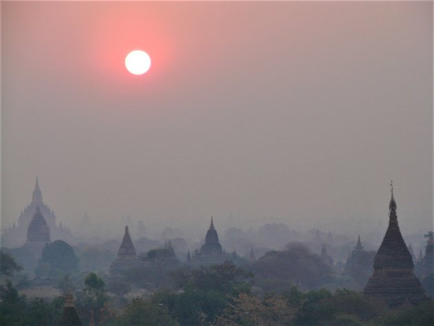 Ochtendmist boven de Tempels in Bagan.