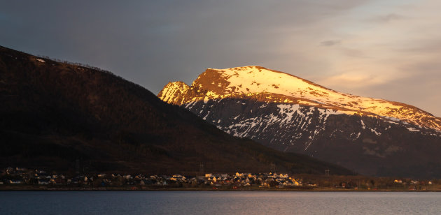 Uitzicht vanaf de haven van Sortland