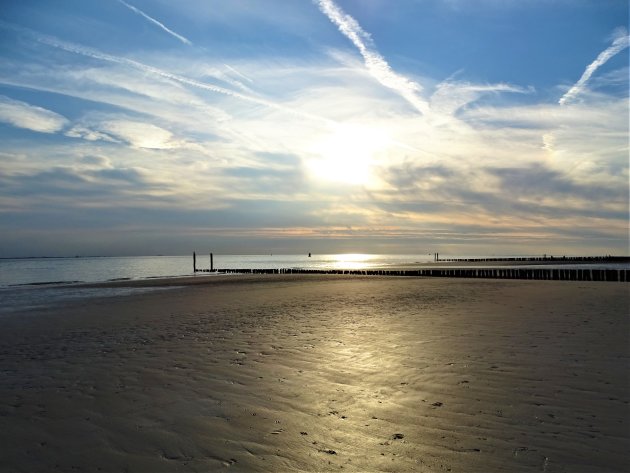 Mooie lucht op een stil strand.