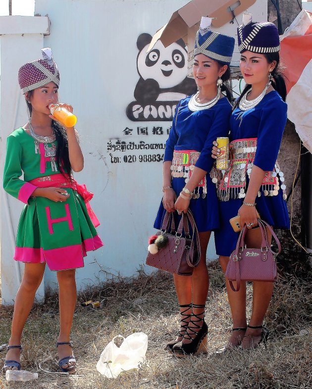 Hippe Hmong-meisjes op de huwelijksmarkt