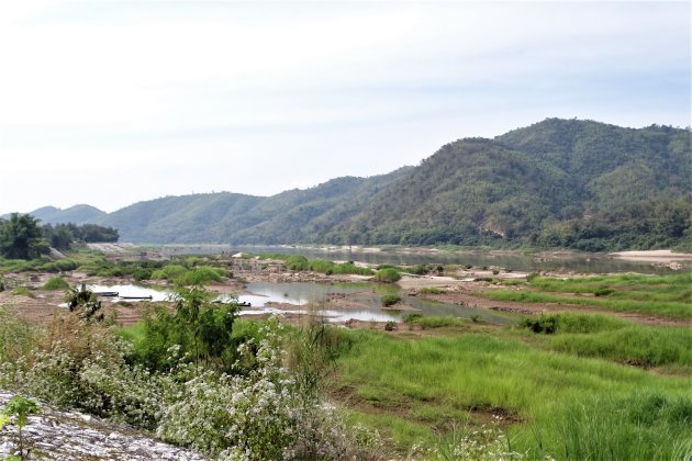 De Mekong met laag water.