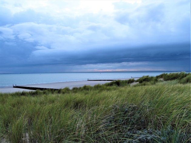 Donkere luchten voor de kust.