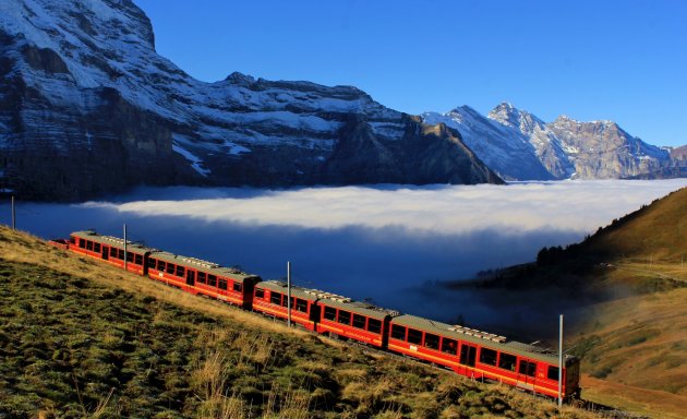 Trein boven de wolken