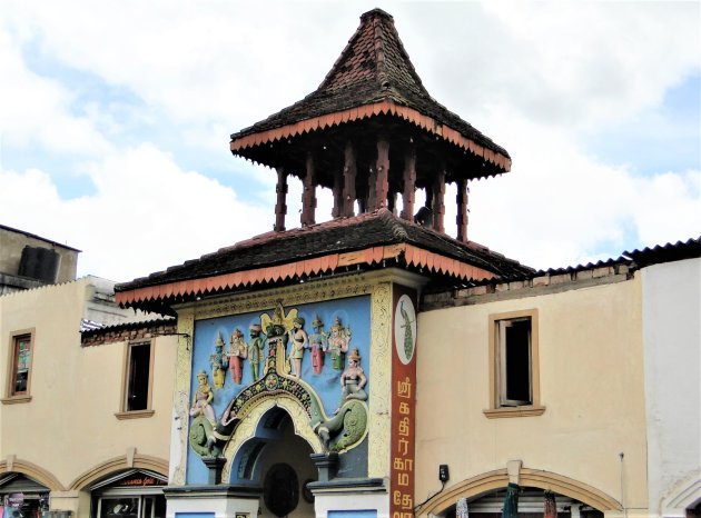 Ingang Hindoe Tempel in Kandy.