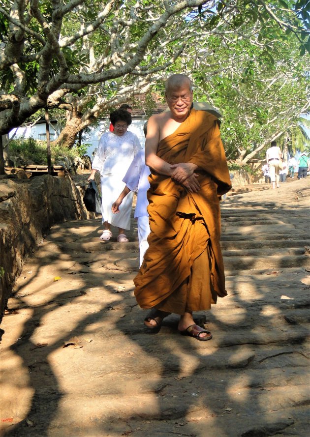 Monnik op de trappen van de Rots van Mahinda.