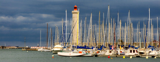 Donkere wolken boven Sète