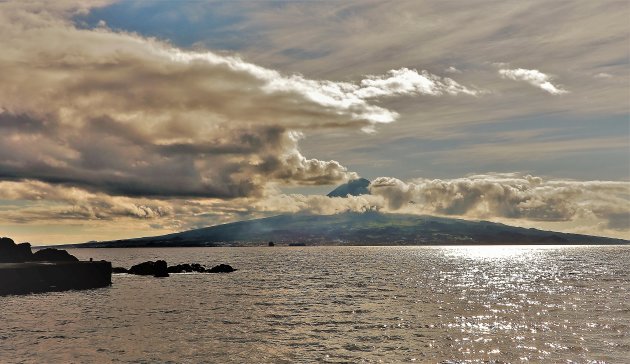 Mount Pico vanaf het strand van Almoxarife