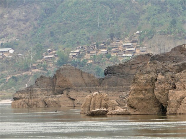 Bergdorpje langs de rivier.