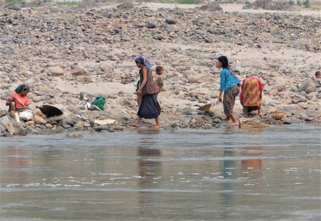 Goud zoekers langs de rivier.