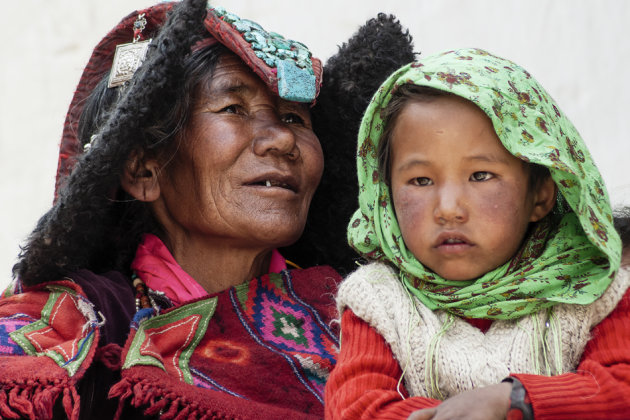 Generaties op een kloosterfeest in de Himachal Pradesh