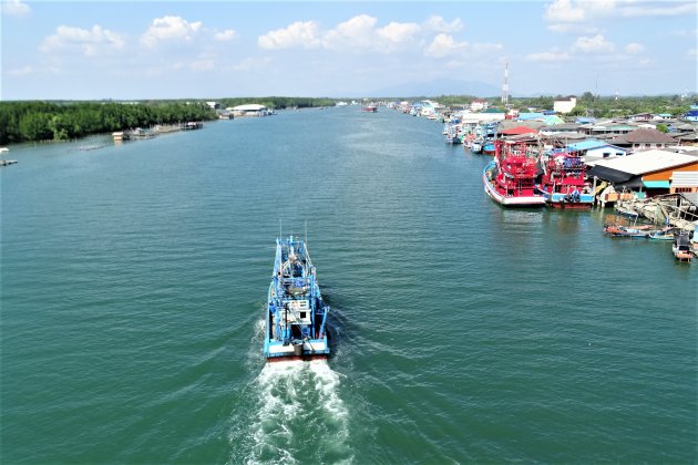 Vissershaven aan de rivier.