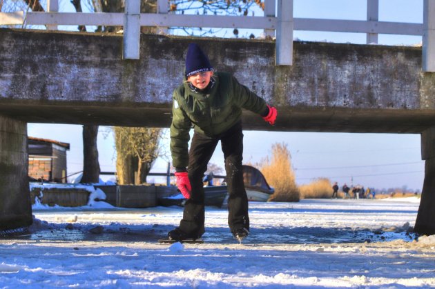 Lachend onder de brug door