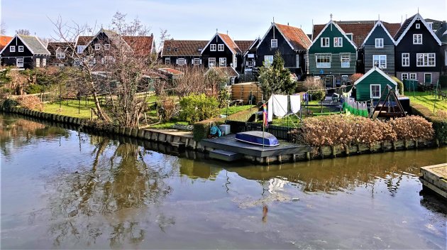 Groene huizen met puntdaken.