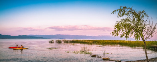 Kanoën bij zonsondergang