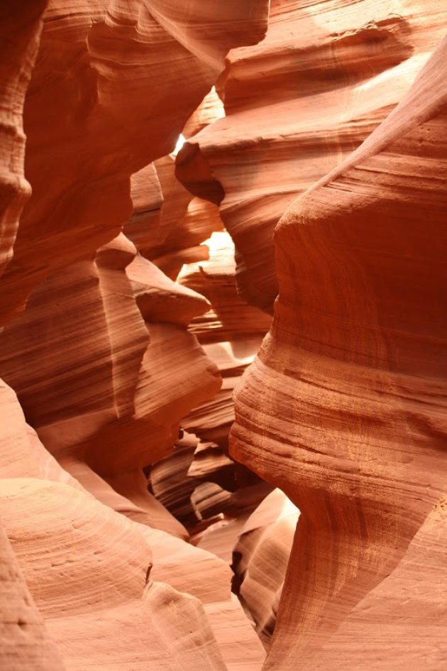 Boek een trip naar de Antelope canyon, gewoon omdat de kleuren surrealistisch zijn